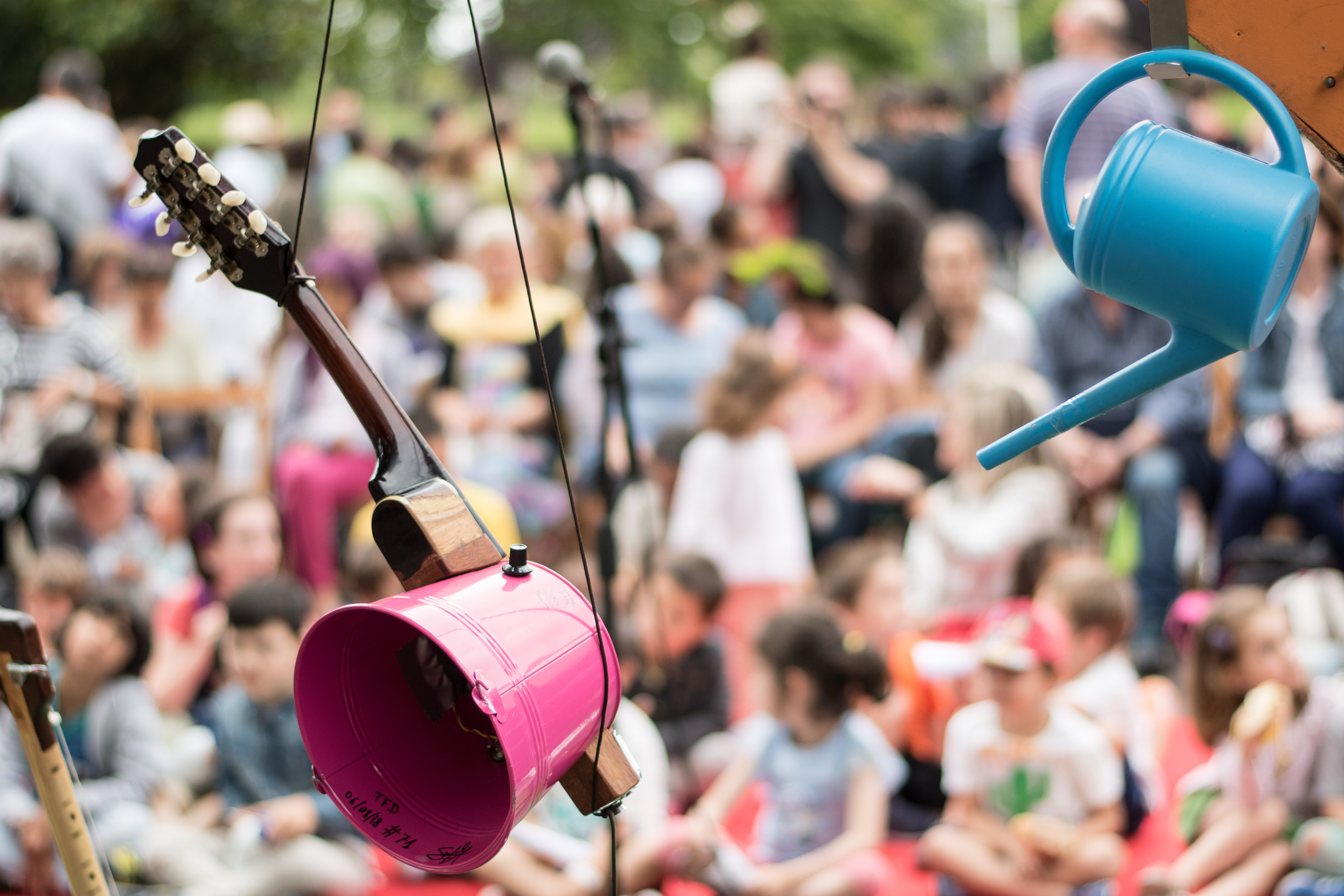 Taller de construcción de instrumentos musicales con materiales reciclados